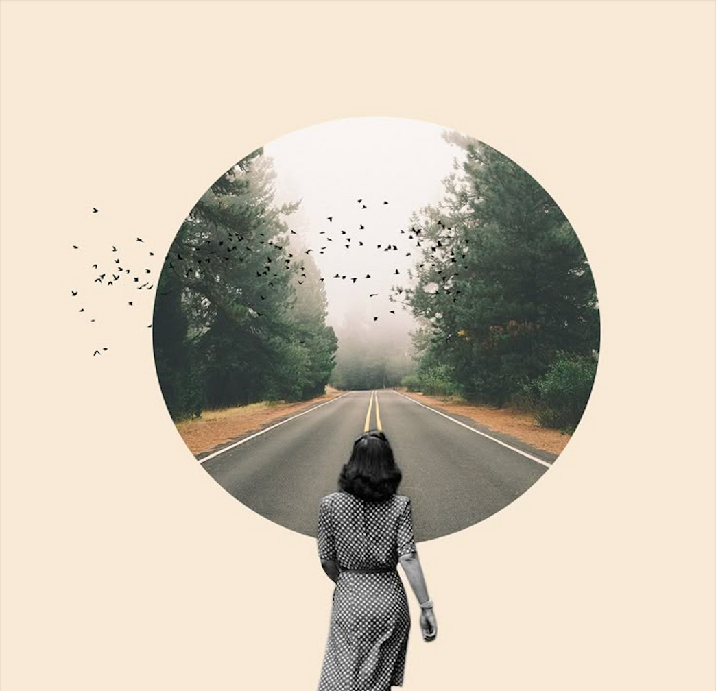 Collage de mujer caminando hacia un portal - dirección clara